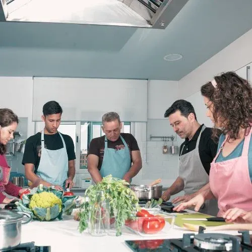 des personnes qui prennent des cours de cuisine